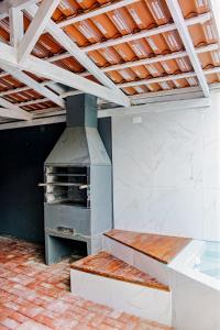 cocina con fogones y banco en una habitación en Agata indisponivel, en Itapema