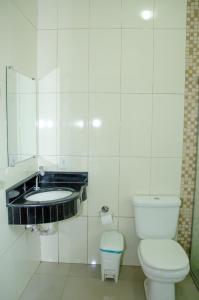 un bagno bianco con un water e un lavandino di Hotel Della Vita a Glória de Dourados Altre 22 foto