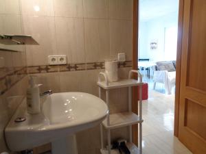 Ein Badezimmer in der Unterkunft Ada Neptuno Apartamento, Aire acondicionado, WiFi, Piscinas, Parking