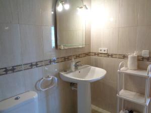 Ein Badezimmer in der Unterkunft Ada Neptuno Apartamento, Aire acondicionado, WiFi, Piscinas, Parking