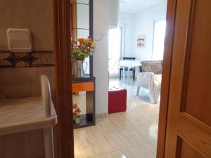 Blick auf ein Wohnzimmer durch eine Tür in der Unterkunft Ada Neptuno Apartamento, Aire acondicionado, WiFi, Piscinas, Parking in Peñíscola