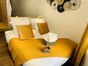 Sypialnia z łóżkiem z poduszkami i napisem "Kocham cię" w obiekcie Duplex Bellevue SPA PRIVATIF Toit d'Aix w Aix-en-Provence