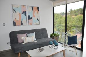 sala de estar con sofá y mesa en Cozy Stays Cayala Apartments 5 en Guatemala