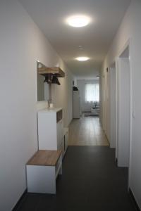 a room with a hallway with a table and a kitchen at Moderne Gartenwohnung nähe LKH Univ Klinikum Graz in Graz