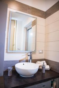 ein Badezimmer mit einem großen weißen Waschbecken und einem Spiegel in der Unterkunft Alessia apartment panoramic view in Catania