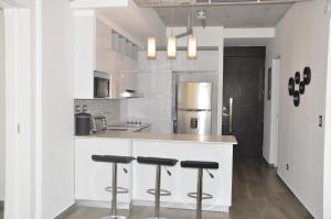 Η κουζίνα ή μικρή κουζίνα στο Cozy Stays Cayala Apartments 5