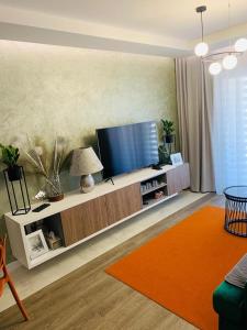 uma sala de estar com uma televisão de ecrã plano num centro de entretenimento em Apartament Moniuszko z Parkingiem podziemnym em Gorzów Wielkopolski