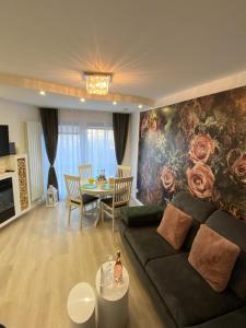 a living room with a couch and a table at Vita Neubauer Vermietung in Gotha