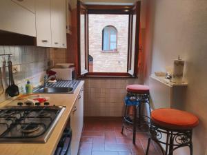 Кухня или кухненски бокс в Small lovely home in Pienza