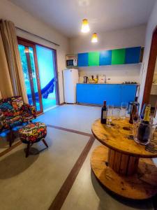 uma sala de estar com uma mesa e uma cozinha em Vila Alemã em Pipa