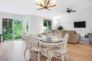 uma sala de jantar com uma mesa e cadeiras e um sofá em Lavender Lake Lodge em Pine Glen