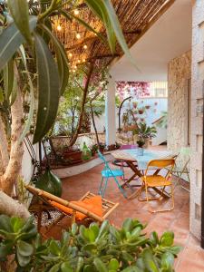 un patio con sillas y una mesa en un patio en Casa Violetta, en Lotzorai