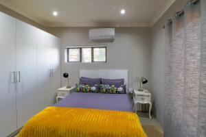 Кровать или кровати в номере Steenbok Farm Cottages Steenbok cottage +20 фотографий