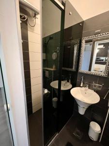 uma casa de banho com 2 lavatórios e um chuveiro em Luxury studio em Zadar