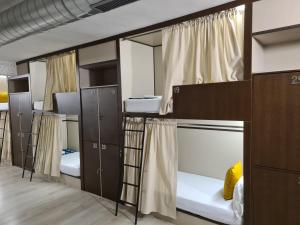 - un ensemble de lits superposés dans une chambre dans l'établissement Hostel M-A Rooms Mate, à Madrid