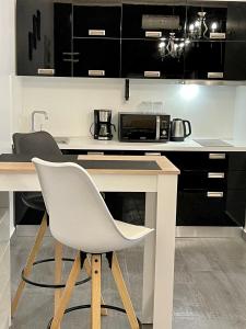 cocina con mesa y silla blanca en Luxury studio, en Zadar