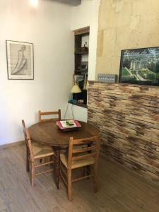 - une salle à manger avec une table et des chaises en bois dans l'établissement Gîte du fil, Le Lude, au Lude