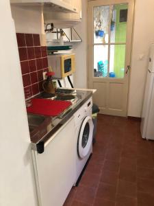 a kitchen with a sink and a washing machine at Gîte du fil, Le Lude in Le Lude