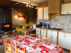 Dapur atau dapur kecil di Fraîcheur , forêt d'Aubrac , au coeur de la nature