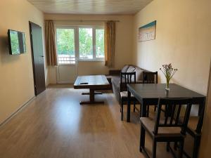 ein Wohnzimmer mit einem Tisch und einem Sofa in der Unterkunft Apartamentų ir nameliu nuoma, Baltijos perlas in Šventoji