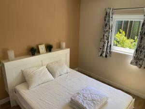 Tempat tidur dalam kamar di House in a quiet location in Zeeland 2