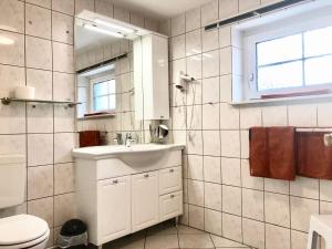 ユリウスルーにあるApartementhäuser Marlene & Oliviaの洗面台とトイレを備えた白いバスルーム +56枚の写真