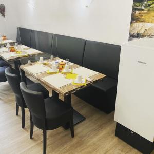 a row of tables and chairs in a restaurant at Pension Auszeit Ferienwohnung in Bad Neuenahr-Ahrweiler