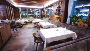 Reštaurácia alebo iné gastronomické zariadenie v ubytovaní Tiroler Weinstube