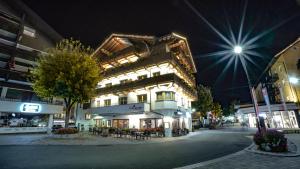 a building on a city street at night at Tiroler Weinstube in Seefeld in Tirol