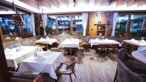 Reštaurácia alebo iné gastronomické zariadenie v ubytovaní Tiroler Weinstube