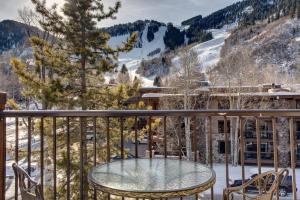 a balcony with a table and chairs and a mountain at Hotel Durant in Aspen