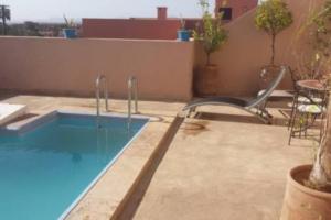 una piscina en la azotea de una casa en Les terrasses de Gueliz en Marrakech