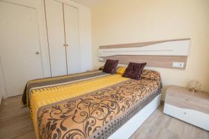 Säng eller sängar i ett rum på 2BD-Piscina-Playa-Port Aventura2