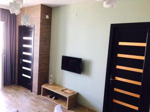 TV at/o entertainment center sa Batumi Comfort Apartment