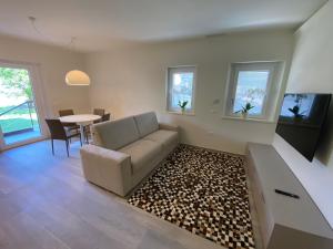 Televiisor ja/või meelelahutuskeskus majutusasutuses Emilius Suite