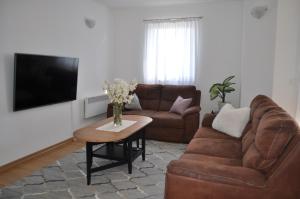 A seating area at Apartment Dragana