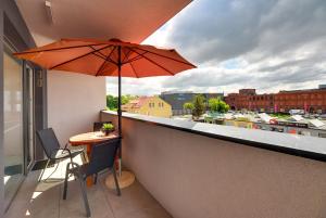 En balkong eller terrass på Lodz4u - Premium Apartments - MANUFAKTURA - Garaż - Wakacje 2024