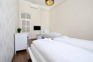 um quarto branco com 2 camas e uma televisão em Premium Apartment by Hi5-Vaci str. 3 bedroom (219) em Budapeste