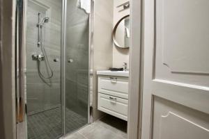 Kúpeľňa v ubytovaní Premium Apartment by Hi5-Vaci str. 3 bedroom (219) + 13 fotografií