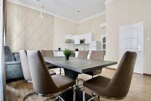 Kuchyňa alebo kuchynka v ubytovaní Premium Apartment by Hi5-Vaci str. 3 bedroom (219)
