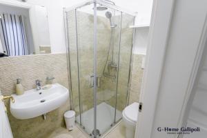 G-Home Gallipoli rooms and suite في غالّيبولي: حمام مع دش ومغسلة ومرحاض +31 صورة