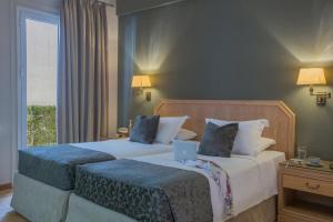 فندق ديليس - فاميلي أبارتمنتس في أثينا: غرفة نوم بسريرين وعليهم لاب توب