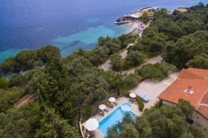 ニサキオンにあるVilla Irini Nissaki Corfu Beach Villaのスイミングプール付きのリゾートの空中ビュー