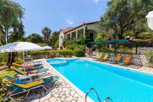 Bazén v ubytování Villa Irini Nissaki Corfu Beach Villa nebo v jeho okolí