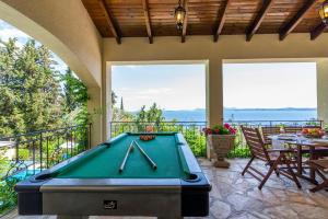 Biliár nebo kulečník v ubytování Villa Irini Nissaki Corfu Beach Villa