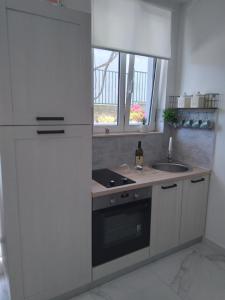 Kuchyňa alebo kuchynka v ubytovaní Apartman Marita