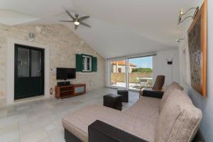 a living room with a couch and a tv at Kuća za odmor Mihaela in Sutivan