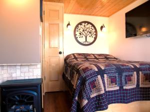 A bed or beds in a room at Prairie Rose Cottage