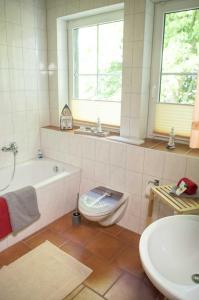 Koupelna v ubytování Ferienwohnung in der Brennerei Mönchgut
