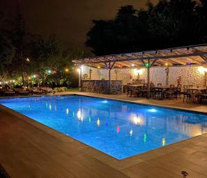 una piscina por la noche con mesa y sillas en Rif Sapanca - Adult Only en Sapanca